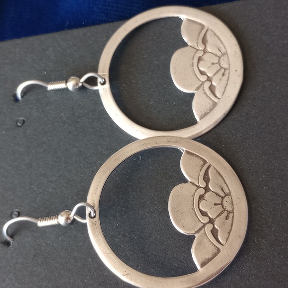 Vintage Sterling Silver Tudor Rose Dangle Earrings - Picture 11 of 11